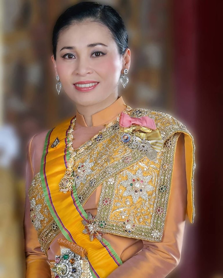 Royal_Bestowed_Image_of_Queen_Suthida.jpg